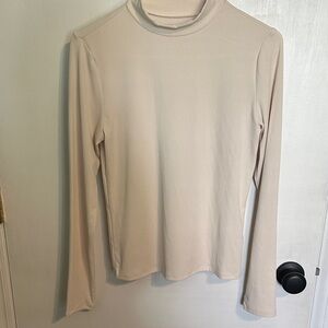 No Boundaries Beige Long Sleeve Turtleneck Top women’s size medium‎